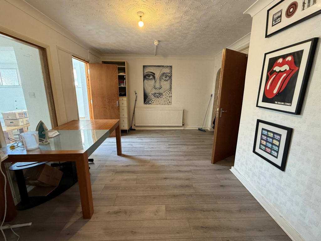 Lot: 43 - HOUSE OF MULTIPLE OCCUPANCY FOR INVESTMENT - Dining room